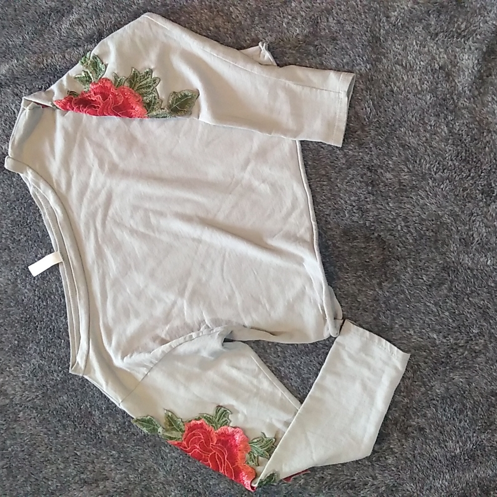 Blue Blush brand gray cropped rose applique sweatshirt